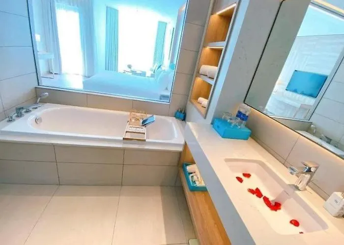 A La Carte Bay Hotel